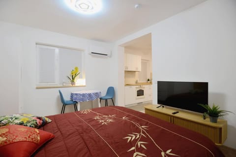 Bed, TV and multimedia, Photo of the whole room, Bedroom