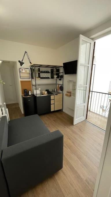 TV and multimedia, oven, stove