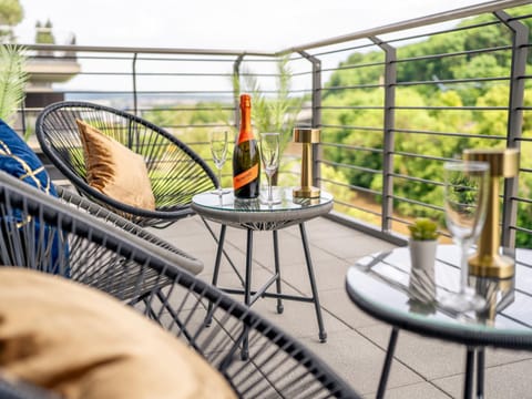 Patio, Day, View (from property/room), Balcony/Terrace, Living room, Food and drinks, Seating area, Dining area, Drinks, Alcoholic drinks