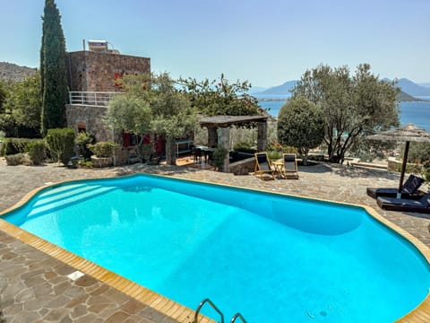Property building, Nearby landmark, Day, Neighbourhood, Natural landscape, Lake view, Mountain view, Pool view, Sea view, Swimming pool, Parking, sunbed