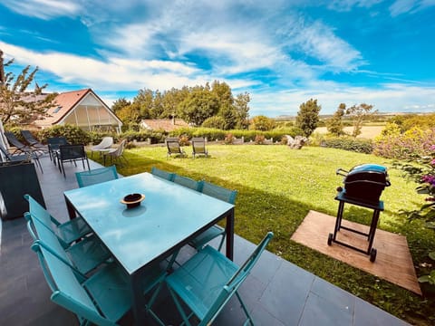Patio, Day, BBQ facilities, Garden, Living room, Dining area, Garden view