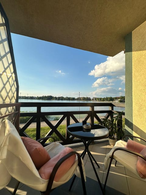 View (from property/room), Balcony/Terrace, Lake view