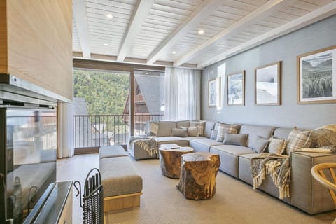 Communal lounge/ TV room, TV and multimedia, Living room, Seating area