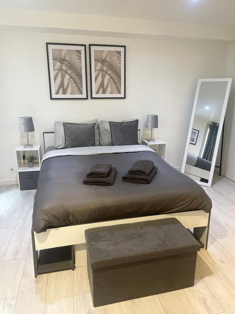 Bed, Photo of the whole room, Bedroom, towels