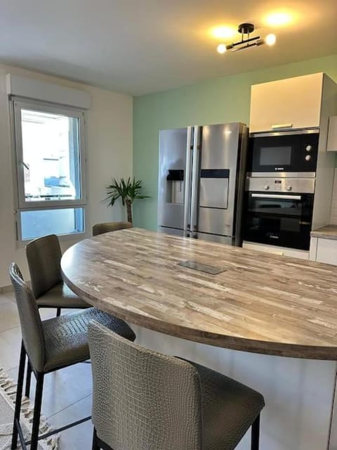 Spacieux Appartement de 73 m2 en plein centre-ville d'Evian avec 2 chambres Apartment in Évian-les-Bains