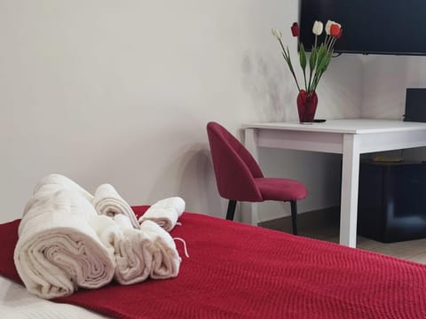 Bed, Photo of the whole room, Bedroom, towels