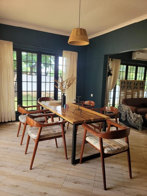 Seating area, Dining area