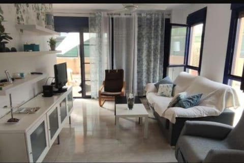 Piso planta baja y gran patio con piscina comunitaria de alquiler temporal Apartment in Daimús