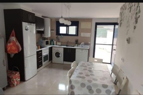 Piso planta baja y gran patio con piscina comunitaria de alquiler temporal Apartment in Daimús