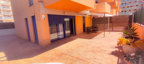 Piso planta baja y gran patio con piscina comunitaria de alquiler temporal Apartment in Daimús