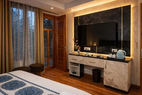 Bed, TV and multimedia, Photo of the whole room, Bedroom
