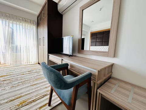 TV and multimedia, Living room, Seating area, wardrobe