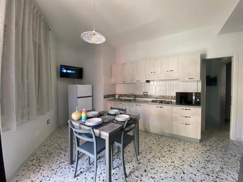 Kitchen or kitchenette, Dining area, oven, stove