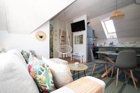 Kitchen or kitchenette, Seating area, Dining area