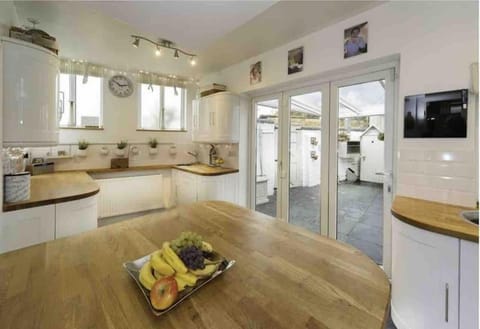 TV and multimedia, Kitchen or kitchenette, Food and drinks, Dining area, Food, dishwasher, oven, stove, toaster