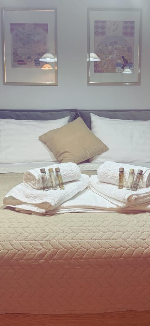 Bed, Bedroom, towels