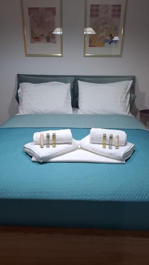 Bed, Bedroom, towels