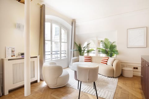 Living room, Seating area, internet