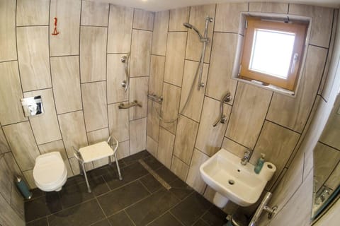 Shower, Toilet, Property building, towels