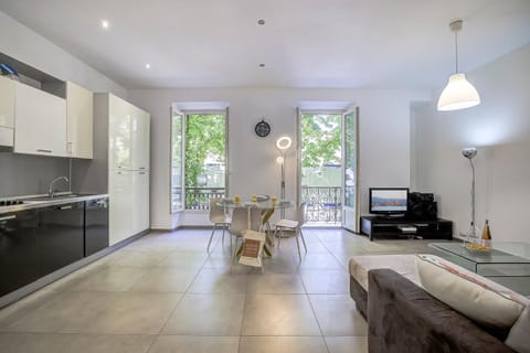 Property building, TV and multimedia, Kitchen or kitchenette, Living room, Seating area, Dining area, oven, stove