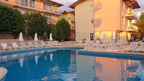 Pool view, Swimming pool, sunbed