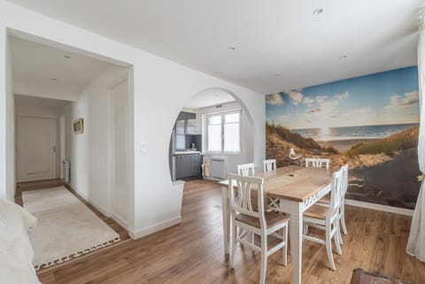 TV and multimedia, Kitchen or kitchenette, Living room, Photo of the whole room, Seating area, Dining area