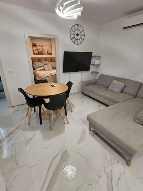 Communal lounge/ TV room, TV and multimedia, Living room, Seating area, Evening entertainment, air conditioner