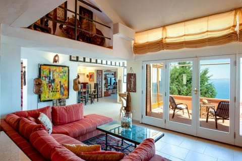 Communal lounge/ TV room, Living room, Seating area, Sea view