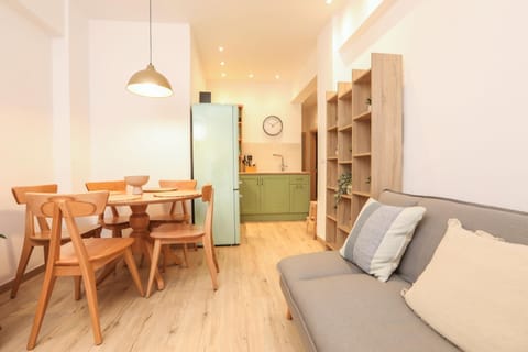 Kitchen or kitchenette, Living room, Seating area, Dining area
