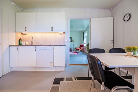 Kitchen or kitchenette, Dining area, dishwasher, kitchen