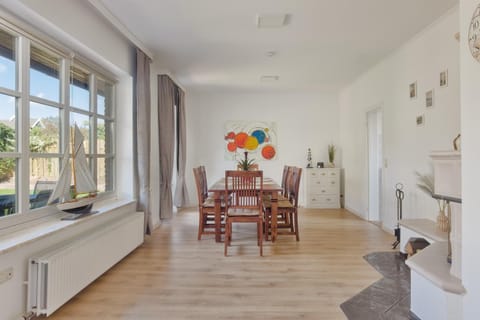 Seating area, Dining area