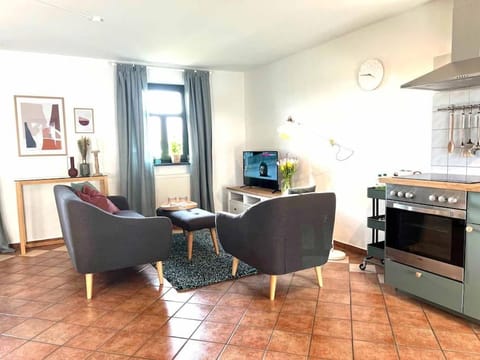 TV and multimedia, Kitchen or kitchenette, Living room, Seating area, Dining area