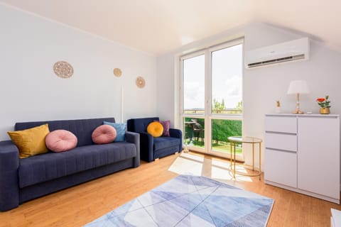 Living room, Seating area, Dining area, air conditioner