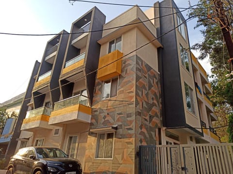 Property building, Day, Neighbourhood, Street view, Parking