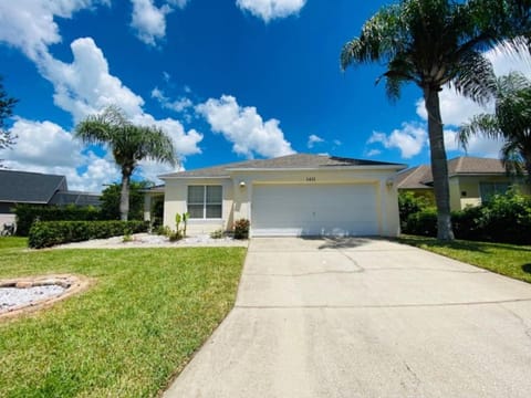 Magic Poolside Retreat Villa in Haines City