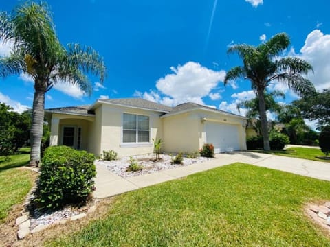 Magic Poolside Retreat Villa in Haines City