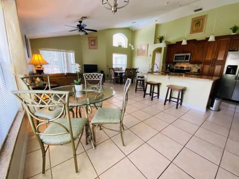 Magic Poolside Retreat Villa in Haines City