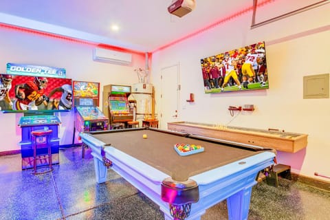 Hollywood Hideaway with 158" Poolside TV and 2 Arcades House in La Quinta