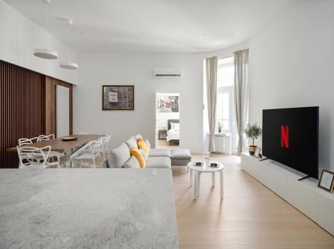 Communal lounge/ TV room, Bed, TV and multimedia, Living room, Photo of the whole room, Seating area, Dining area, Evening entertainment, Bedroom