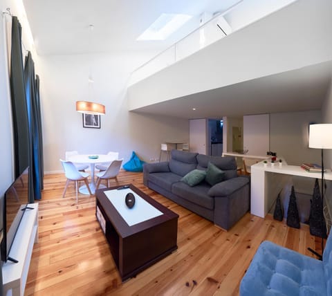 TV and multimedia, Living room, Seating area, Bedroom