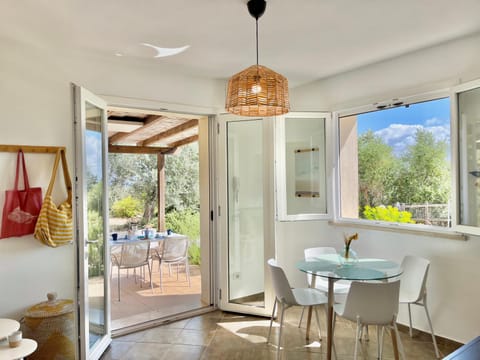 Patio, Living room, Seating area, Dining area