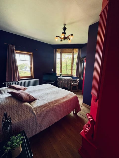 Ruime slaapkamers met badkamers in Belle Epoquevilla- concessiewijk De Haan Bed and Breakfast in De Haan