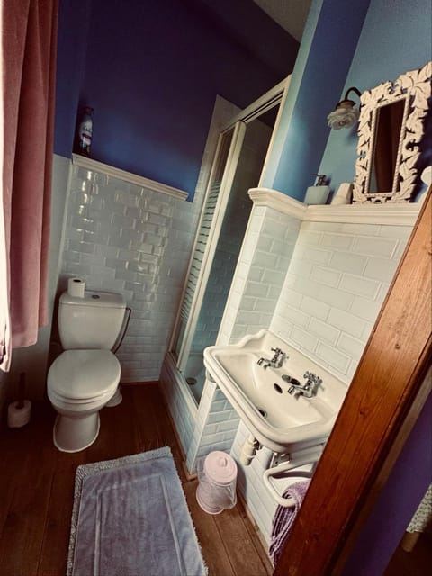 Ruime slaapkamers met badkamers in Belle Epoquevilla- concessiewijk De Haan Bed and Breakfast in De Haan