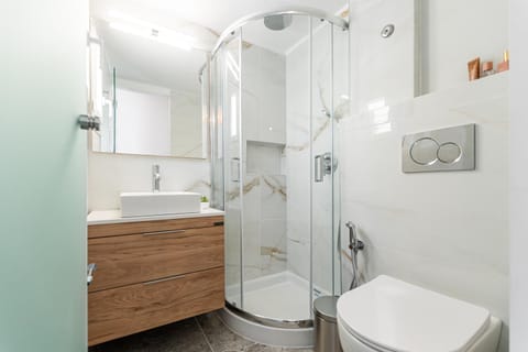 Shower, Toilet, Bathroom, Bath