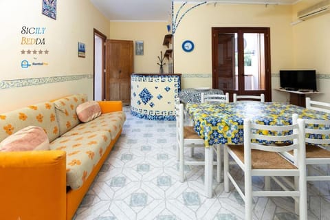 Communal lounge/ TV room, TV and multimedia, Living room, Seating area, Dining area, Evening entertainment, air conditioner
