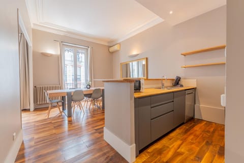 Kitchen or kitchenette, Dining area