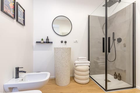 Shower, Bathroom, bidet, towels