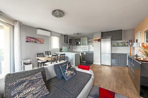 Kitchen or kitchenette, Living room, Seating area, Dining area, dishwasher, oven