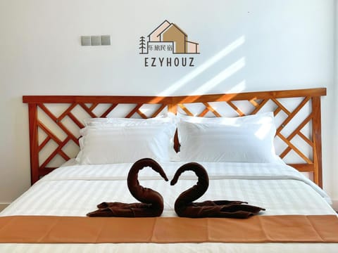 Bed, Property logo or sign, Bedroom