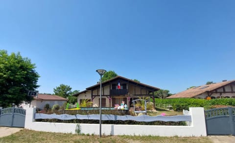 Property building, Facade/entrance, Garden, Garden, Garden view, Swimming pool